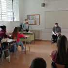 Jacob Nadal, ayer en una de las charlas ante los alumnos del IES Ciutat de Balaguer.