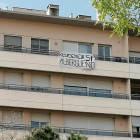 Una pancarta en un balcón de un edificio de Pardinyes, ayer por la mañana.