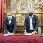 El alcalde de Lleida, Miquel Pueyo, y el director de Instituciones en Cataluña de CaixaBank, Joaquim Macià, firman el acuerdo de colaboración.