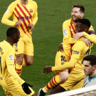 Messi s’abraça a Ilaix Moriba després de marcar el 0-2 el jove del planter.