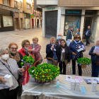 Una de les taules solidàries instal·lades ahir per l’Oncolliga al carrer Pi i Margall de Lleida.