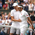 Hurkacz saluda a Roger Federer a la finalización del partido.