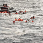 Els migrants a l’aigua després d’enfonsar-se l’embarcació.