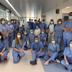 Foto de família de tot el personal de l'UCI de l'Arnau de Vilanova, una unitat que està sent clau durant la pandèmia