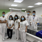 Profesionales del servicio de Radiología Oncoterápica posan junto al nuevo TAC.