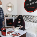 Ramona Solé va firmar exemplars de ‘Bisturí’ a la irreductible i Eva Baltasar (dreta) va presentar ‘Boulder’ al Cafè del Teatre.