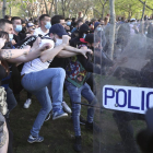 Imagen de los enfrentamientos entre manifestantes y policías.