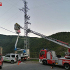 Rescatan a un operario atrapado en una cesta elevadora averiada a 10 metros de altura en Estamariu