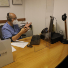 El psicòleg Víctor Tello, d’Orum Center, durant una sessió de teràpia en línia.