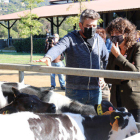La consellera d'Acció Climàtica, Teresa Jordà, parlant amb un responsable de la granja Can Gel de Dosrius.