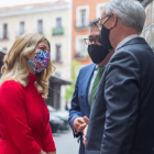 La ministra Díaz conversa amb Antón Costas, candidat a presidir el Consell Econòmic i Social.