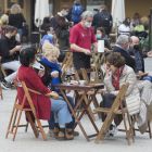 La terraza de un bar en Gijón, en vísperas de la Semana Santa.