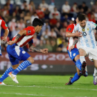 Leo Messi controla el balón durante el partido de la selección argentina ante Paraguay.