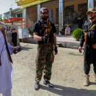 Efectivos talibanes hacen guardia en una calle de Kabul.