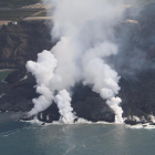 La superfície creada per la lava del volcà corre el risc d’esfondrar-se si segueix avançant.