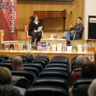 La periodista de SEGRE Anna Sàez y la escritora Àngels Marzo, ayer en la Biblioteca Pública de Lleida.