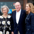 Juan Carlos I con su esposa Sofía y su hija Elena.