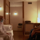 El periodista Ricard Ustrell conversa amb un metge a l’UCI de l’Hospital Clínic de Barcelona.