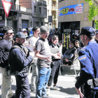 El director Ramon Térmens dando instrucciones a los ‘policías nacionales’ en la calle General Brito.