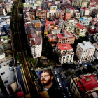 L'artista de carrer Jorit pinta un enorme retrat de Pablo Hasél a Nàpols