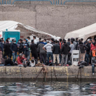 Molts migrants es troben des de fa dies amuntegats al moll d’Arguineguín.