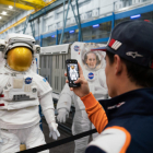 Marc, fotografiando un traje de astronauta en su visita ayer al Space Center de Houston.