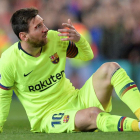 Leo Messi, en el suelo tras ser agredido por Smalling.
