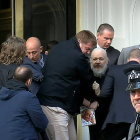 Fotograma de un vídeo que muestra la policía británica arrestando Julian Assange en la embajada.
