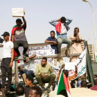 Activistes al costat del quarter general de l’exèrcit sudanès.