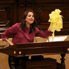 Inés Arrimadas, con los lazos amarillos que dijo haber arrancado ella misma de la vía pública.