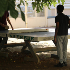 Imatge de dos interns jugant al ping-pong al pati del Complex Assistencial en Salut Mental Benito Menni de Sant Boi de Llobregat.