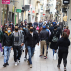 Diverses persones passejaven ahir per l’Eix Comercial de Lleida en el primer cap de setmana de confinament comarcal.