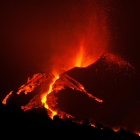 El cono del volcán sufrió un derrumbe parcial en la cara norte y las coladas causan nuevos daños.