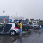 Conductores ayer en un lavadero de vehículos en Golmés. 
