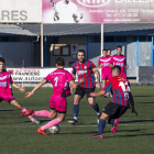 El jugador del Solsona Junyent controla una pilota ahir durant el partit a Tàrrega.