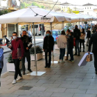 Imagen de colas delante de un restaurante de Lleida ciudad el sábado.