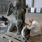 El restaurador Ramon Solé comenzó ayer la limpieza de la escultura que lucirá en la Bienal de Venecia.