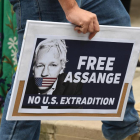 Una personas sostiene una pancarta durante una manifestación para pedir la liberación de Assange.