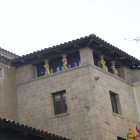 Las banderas y lazos de la fachada de la Paeria.
