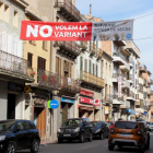 Imatge de la pancarta contra la construcció de la segona variant d'Artesa de Segre.