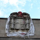 El escudo aparece todavía en lo alto de la antigua Capitanía de Infantería de Gardeny.