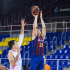 Kyle Kuric lanza a canasta ante la oposición de Abalde.