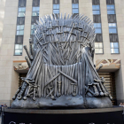 Un tron de ferro gegant instal·lat al Rockefeller Center.