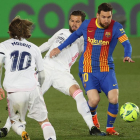 Messi pugna con dos jugadores del Madrid durante el partido del pasado sábado.