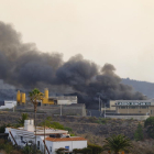 La lava del volcán de la Palma llega a una fábrica de cemento generando más gases nocivos.