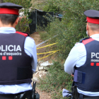 Los mossos cerca del inmueble donde ocurrió el crimen en Rubí.