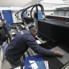 Operarios trabajando en la mayor máquina de corte por láser del mundo, el viernes, en Torrefarrera.