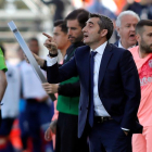 Ernesto Valverde dóna instruccions, mentre es prepara Jordi Alba per entrar al camp.
