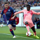 Moussa Wagué rebutja la pilota davant del jugador de l’Osca Galán.