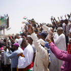Imatge de civils sudanesos protestant contra l’antic règim.
